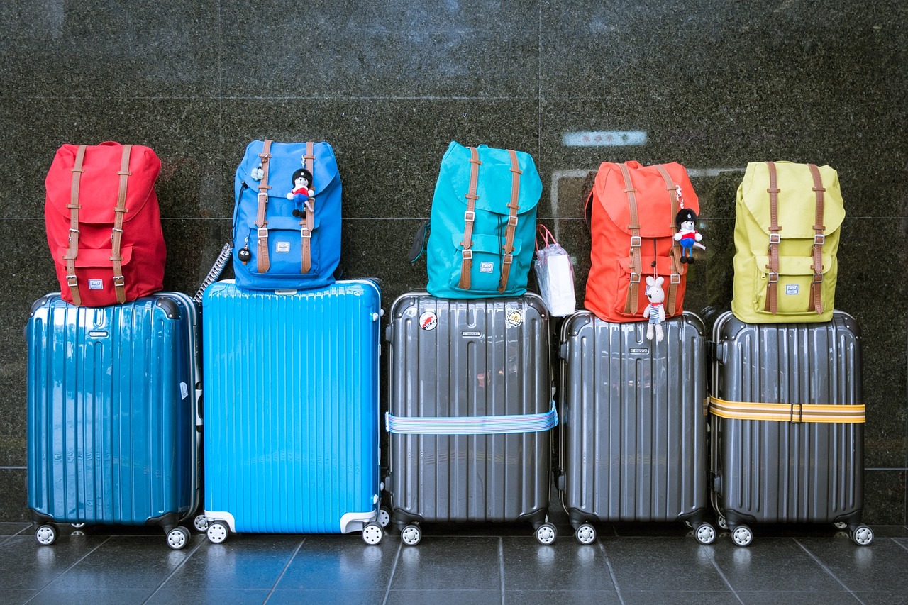Grupo de maletas en un aeropuerto