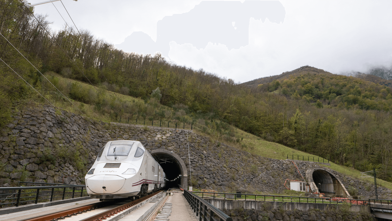 Tren saliendo del túnel variante Pajares
