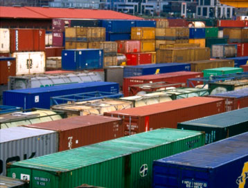 Fotografía de una terminal de contenedores, «envases» que ha revolucionado el transporte de mercancías durante la segunda mitad del siglo XX.