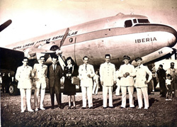 Foto de la tripulacion y el avión Douglas DC-4