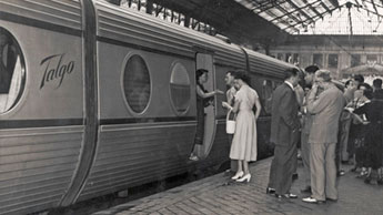Viajeros subiendo al Talgo II en la estación de Príncipe Pío en 1950, primer año de su explotación.
