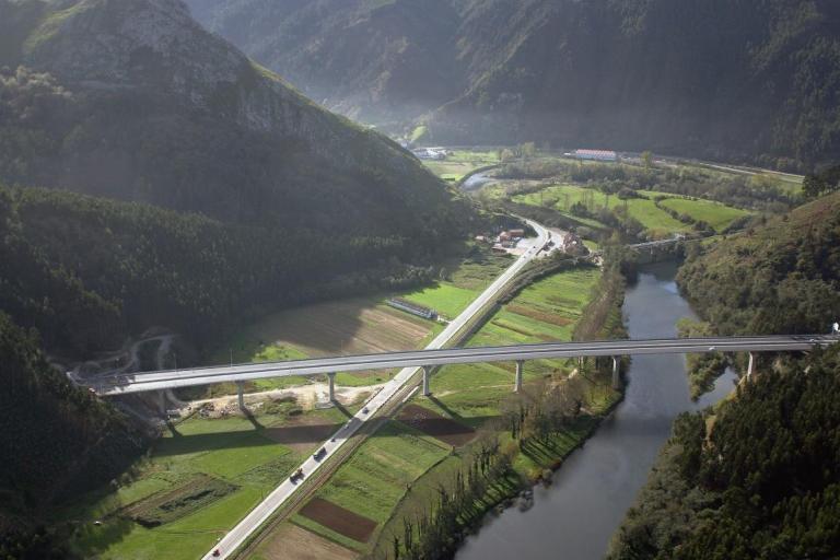 Imagen noticia: Viaducto del Sella en el km 320,250 de la autovía A-8 (542 metros de longitud) - Ministerio de Transportes, Movilidad y Agenda Urbana.