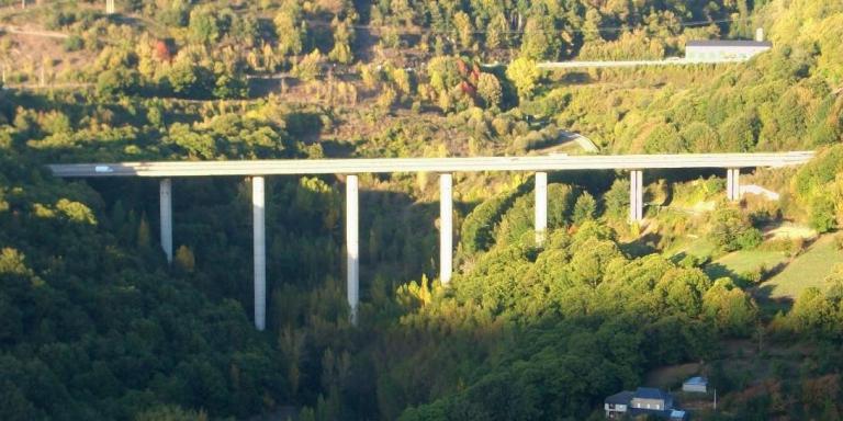 Imagen noticia: Viaducto de Noceda (primer término) - Ministerio de Transportes, Movilidad y Agenda Urbana.