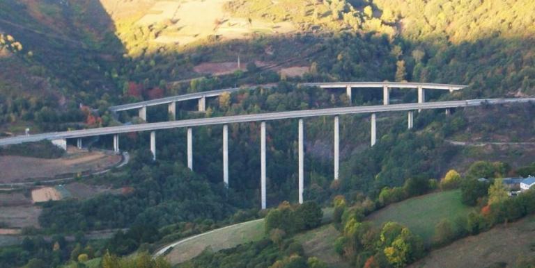 Imagen noticia: Viaducto de Silvela (primer término) - Ministerio de Transportes, Movilidad y Agenda Urbana.