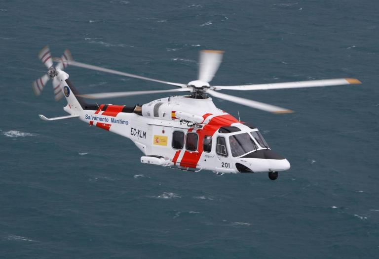 Imagen noticia: Helicóptero de Salvamento Marítimo sobrevolando el mar - Ministerio de Transportes, Movilidad y Agenda Urbana.