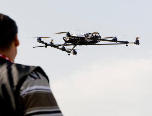 Imagen de un hombre mirando a un Dron volando